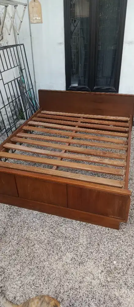 Dipan Kayu Jati Ukuran Ranjang Queen Size