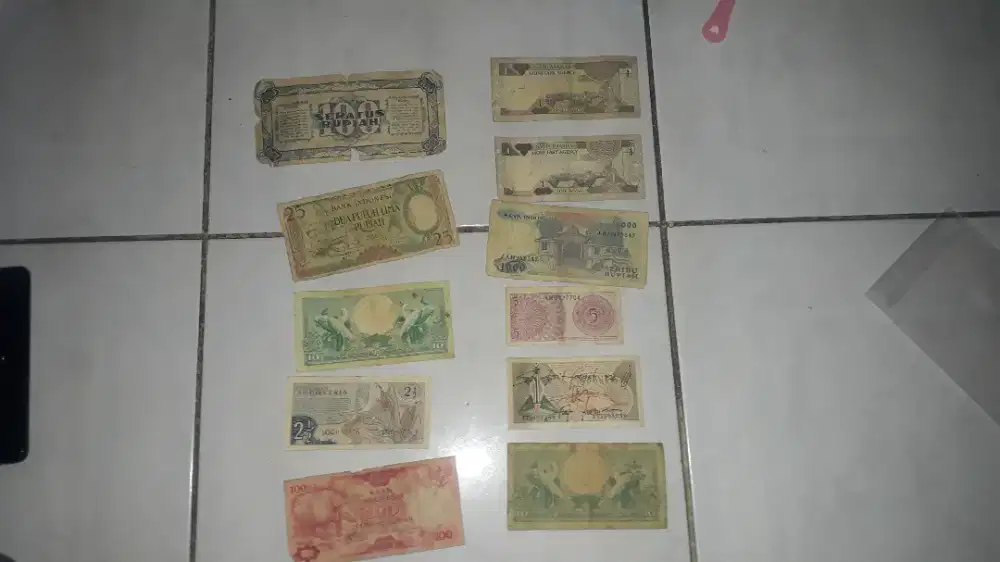 Uang kertas dan koin kuno