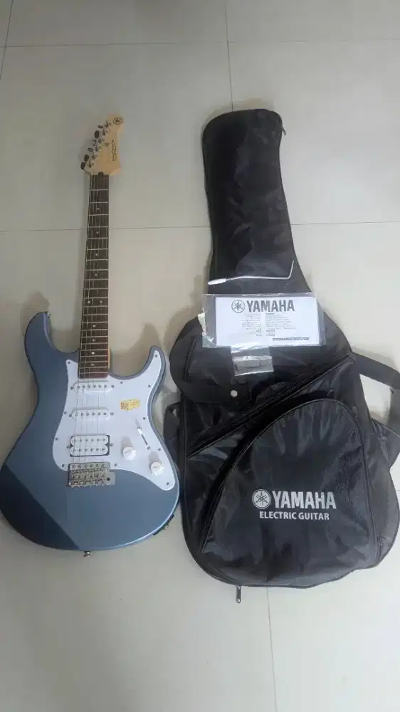 Yamaha Pacifica 112J blue