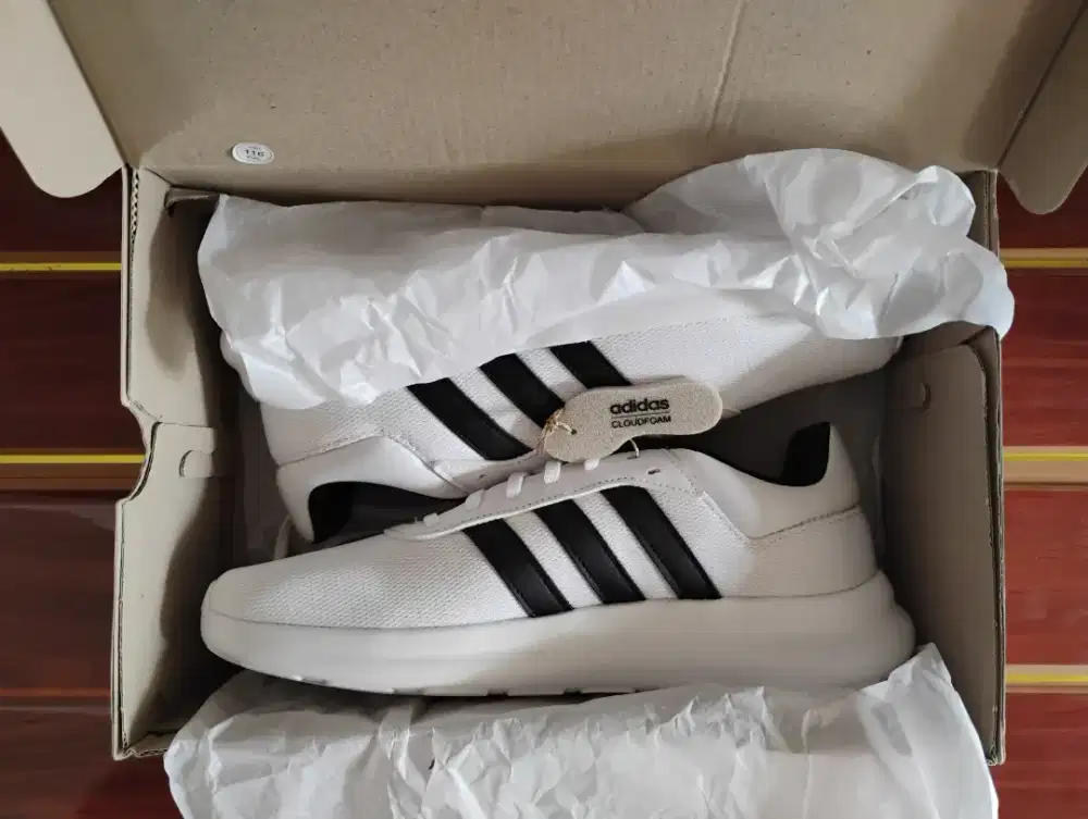 Sepatu reebok dan bucket hat - sepatu Adidas. Original
