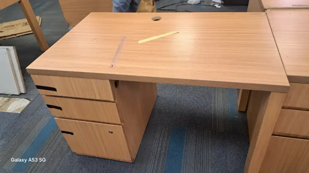 Meja kantor bahan triplek