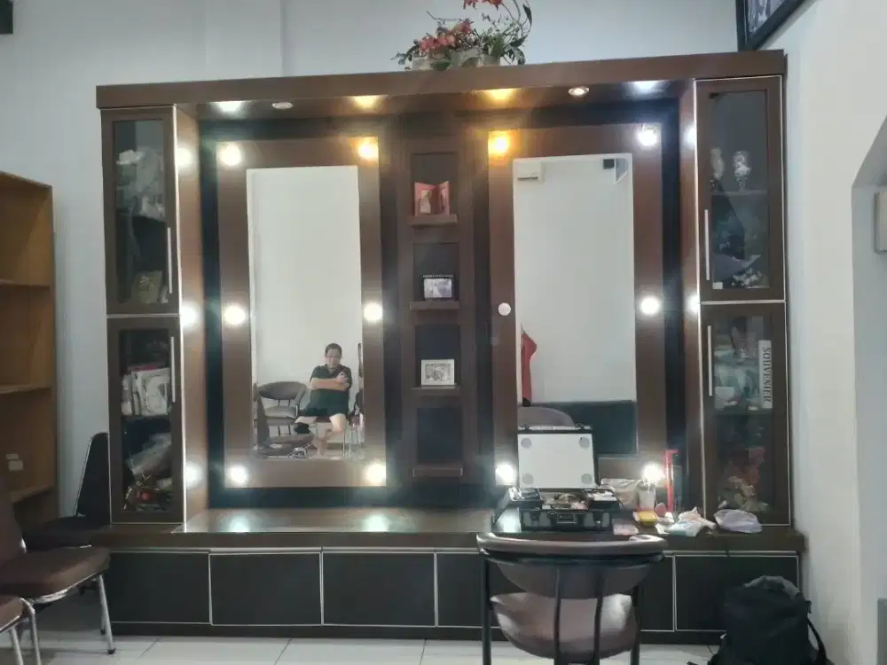 Lemari Kaca salon