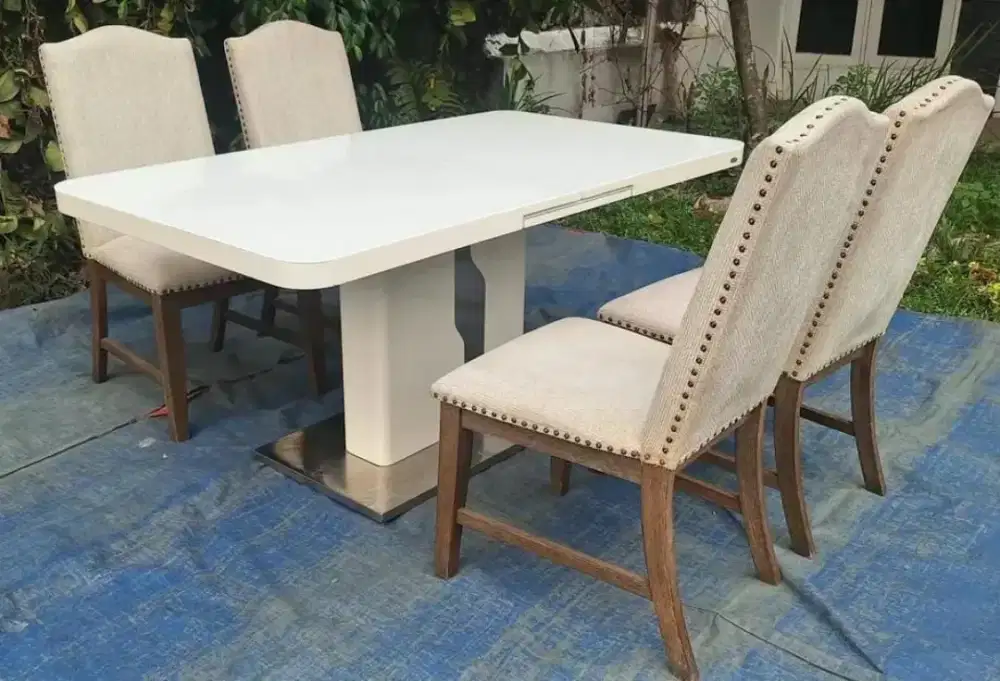 Set meja makan Informa dan 4 kursi Ashley