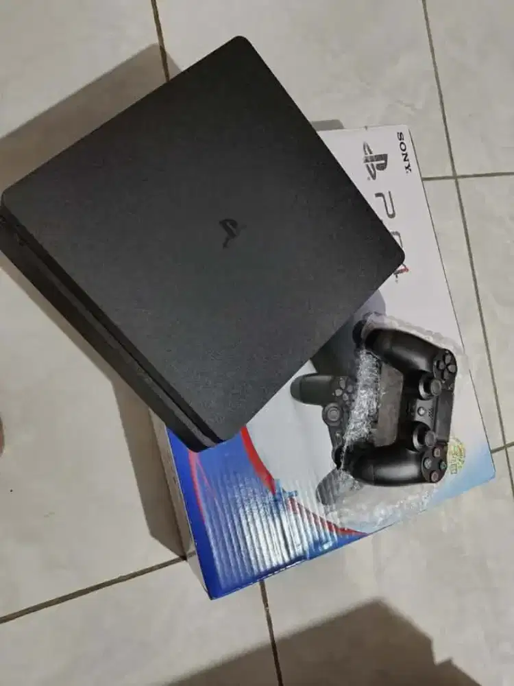 Ps 4 SLIM 500gb
 SEGEL VOID 
 Hardisk 500 GB 
 Kelengkapan :
 -Kabel
-