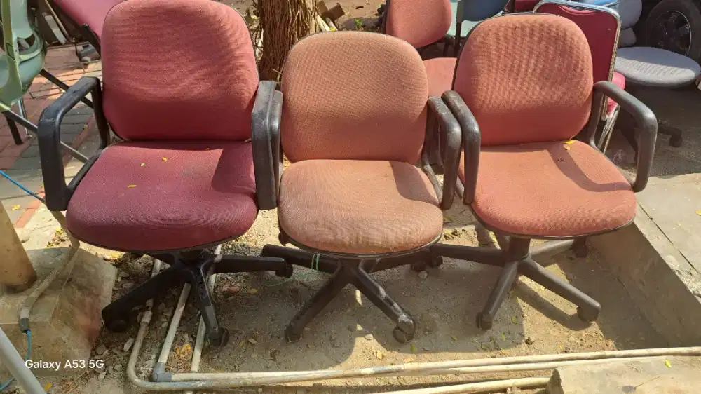 Kursi kantor tangan roda merah