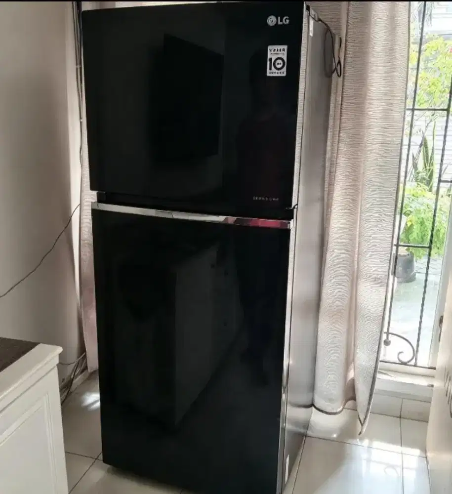 Kulkas 2 pintu JUMBO merek LG ,warna mewah Hitam' sudah inverter