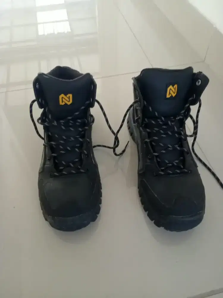 SAFETY SHOES SEPATU HIKING NAVICO