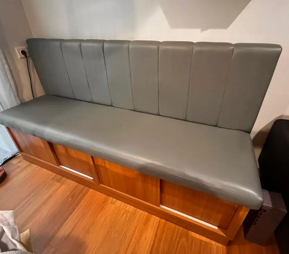 Dijual Kursi Sofa Kayu dengan Jok Abu-Abu – Rp2.500.000 (Nego)