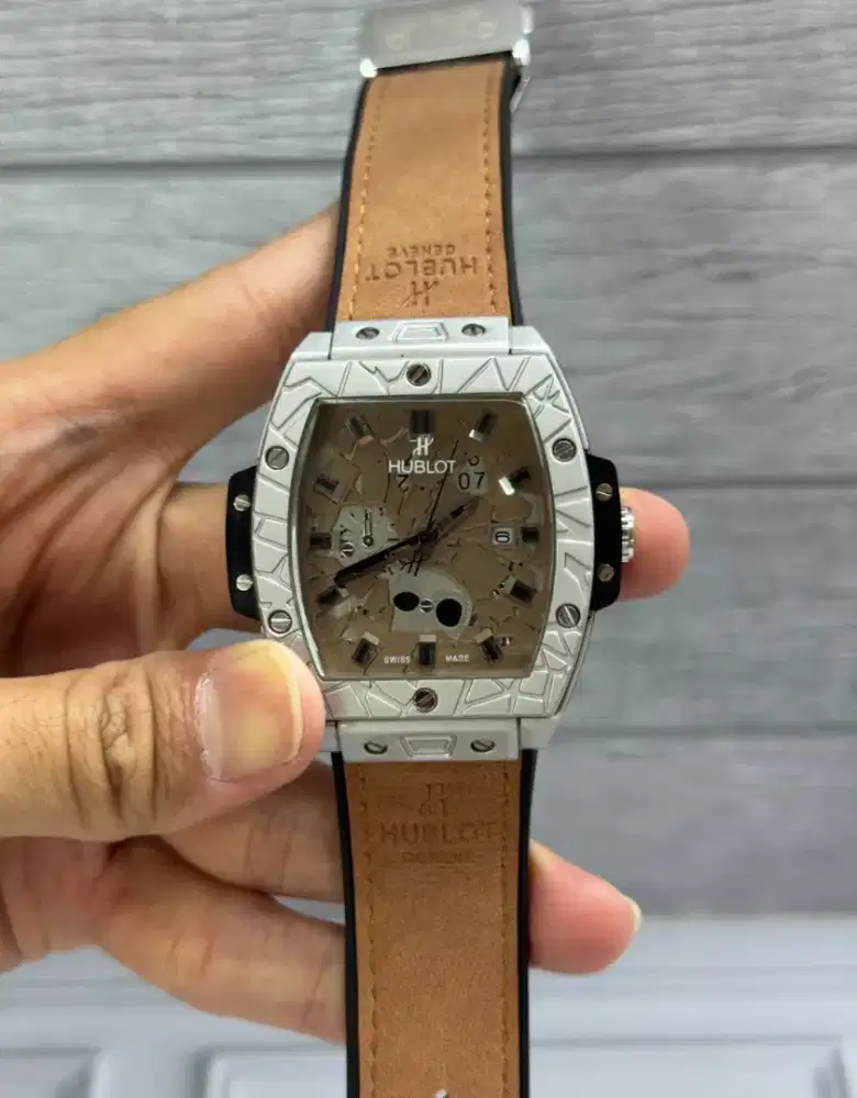 Di jual semua macam model dan warna jam tangan Hublot. Keren loh