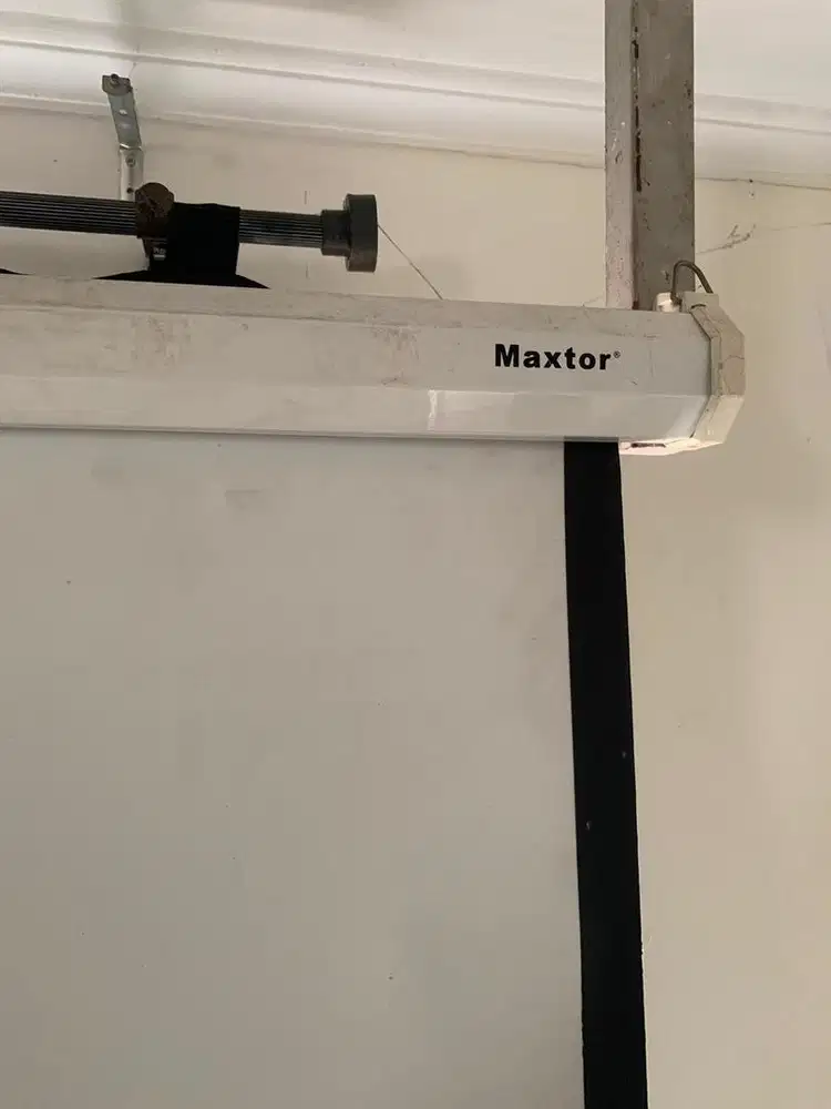 Layar Proyektor Projector Maxtor 70 inch Bekas