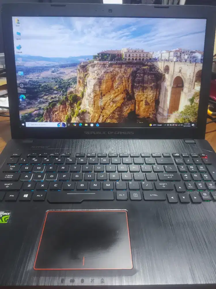 Laptop ROG GL553V procesor i7 gen 7 , ram 8 , ssd 256 , hdd 1 tera