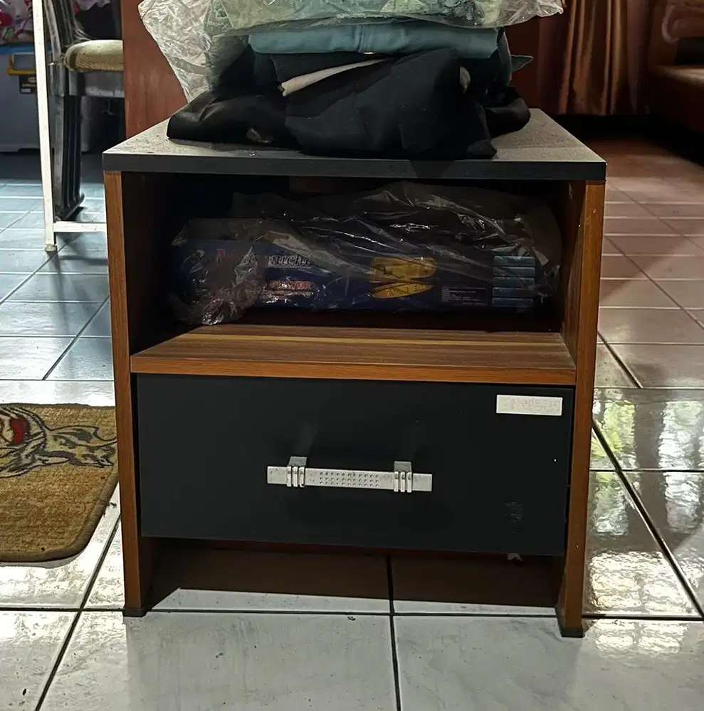 2 buah Meja Nakas Kayu
