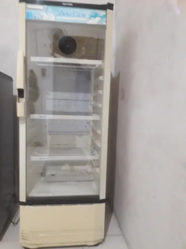 Di jual show case merk polytron normal dingin sekali hrg 1,4jt