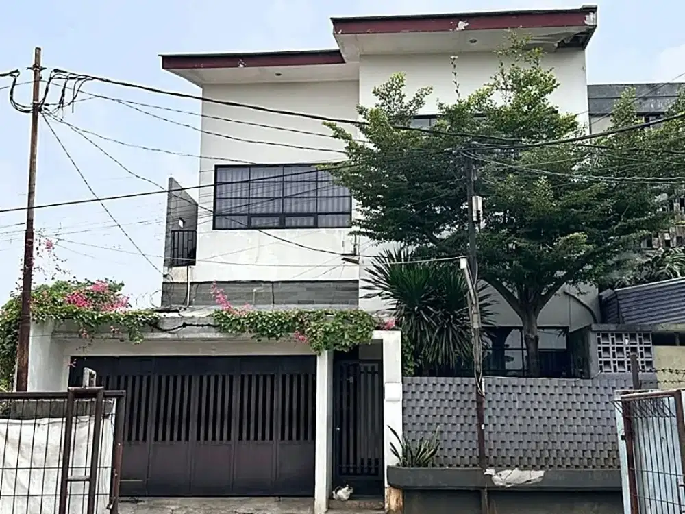 DIJUAL RUMAH EKSKLUSIF 2 LANTAI TAMAN LUAS LISTRIK 7700 WATT DI JATICEMPAKA BEKASI