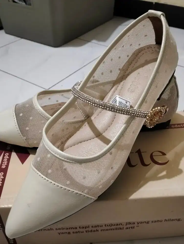 Sepatu flat baru