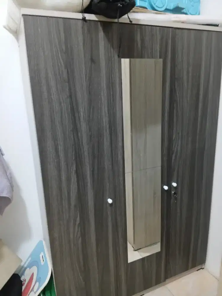 Dijual Lemari 3 pintu + kaca
