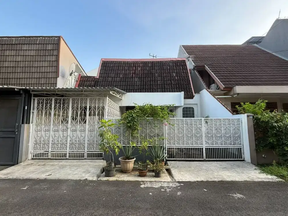 Rumah Tua rapih siap bangun di Kebon Jeruk Baru Dekat Jalan Panjang Arteri dan Tol