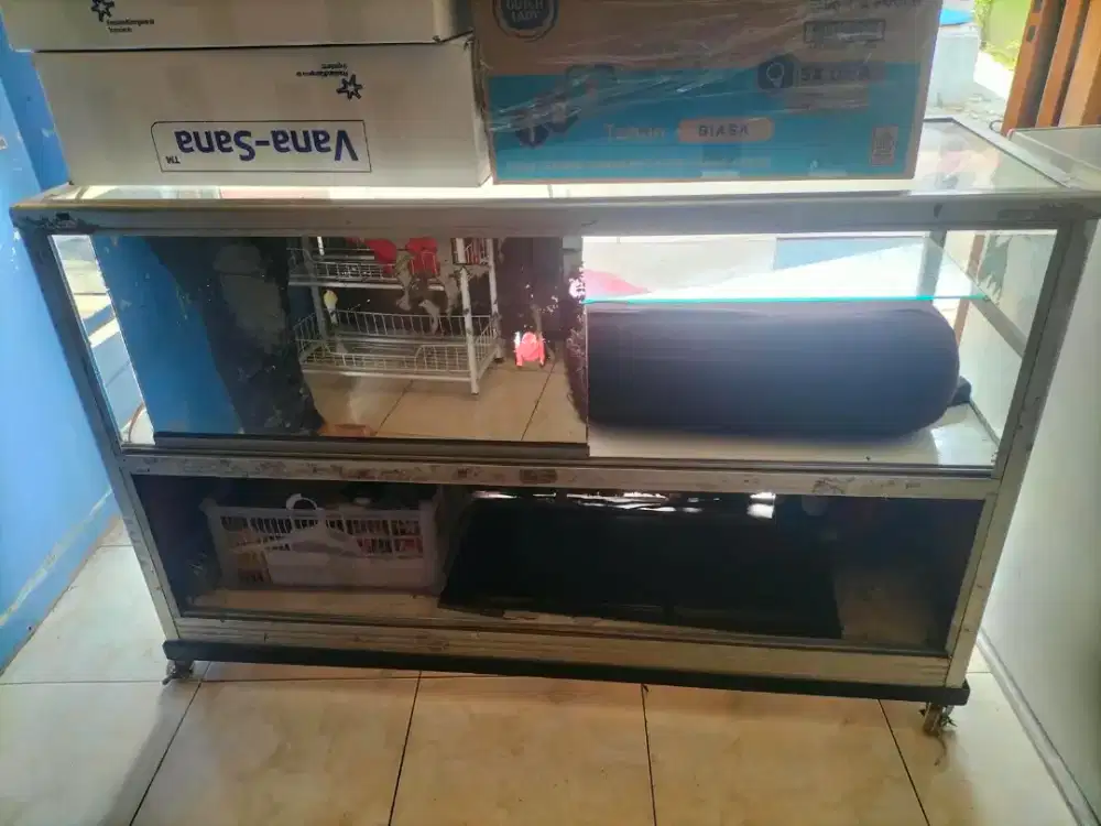 ESTALASE pajangan