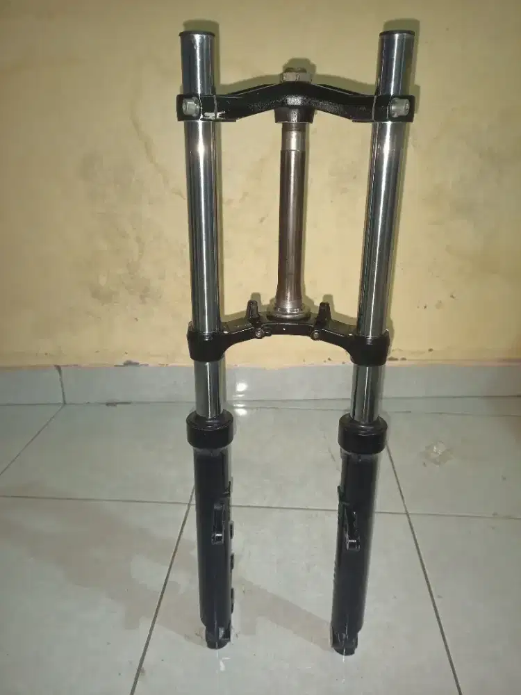 Shock depan GSX 150+ segitiga