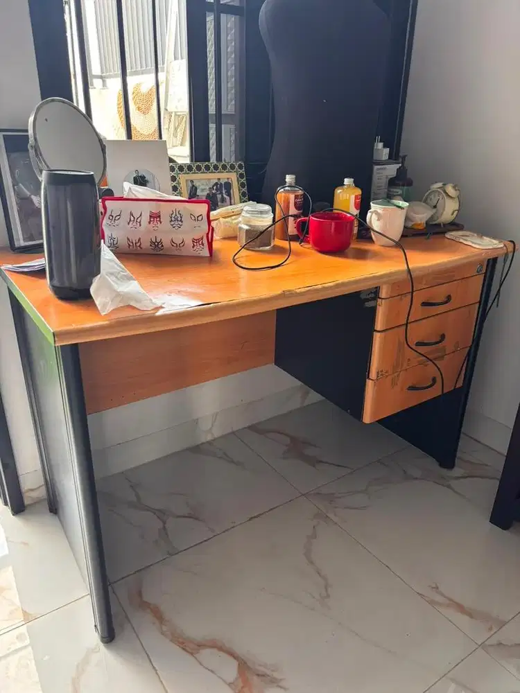 Dijual 2 Meja Kantor / Meja Belajar