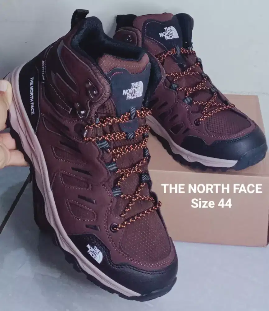 SEPATU TREKKING/HIKING THE NORTH FACE - Size 44
