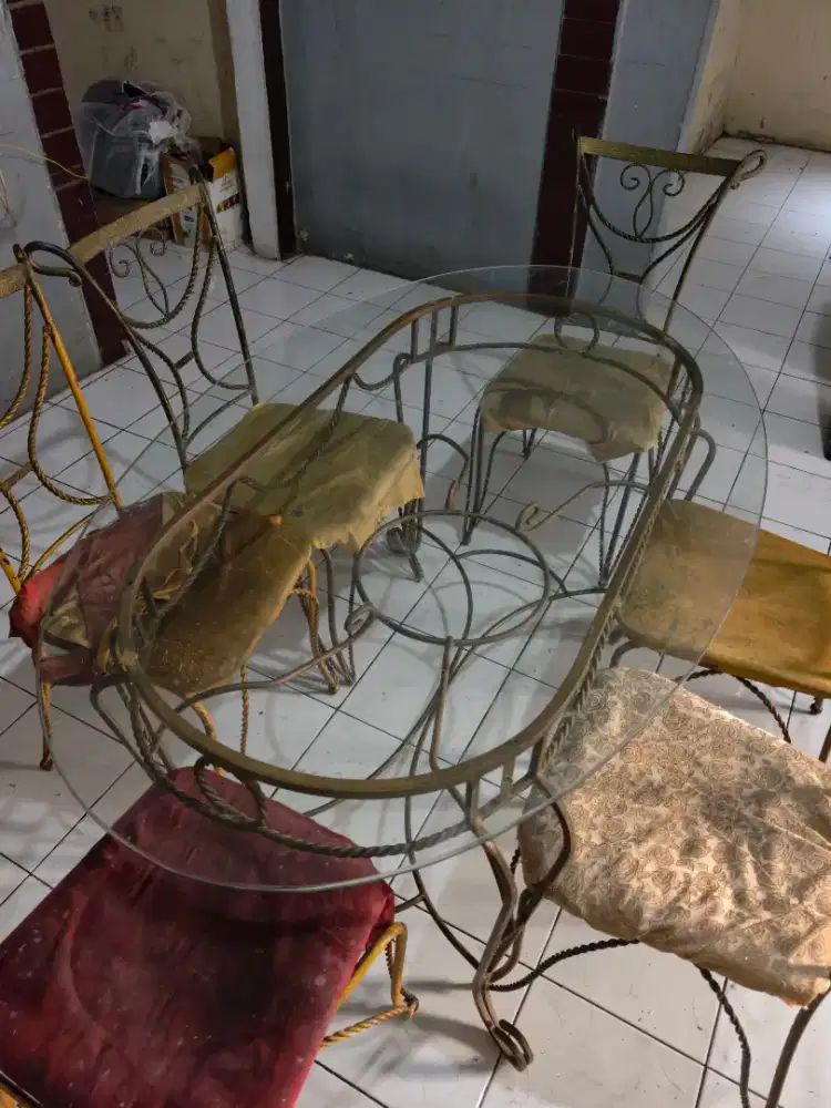Meja makan kaca