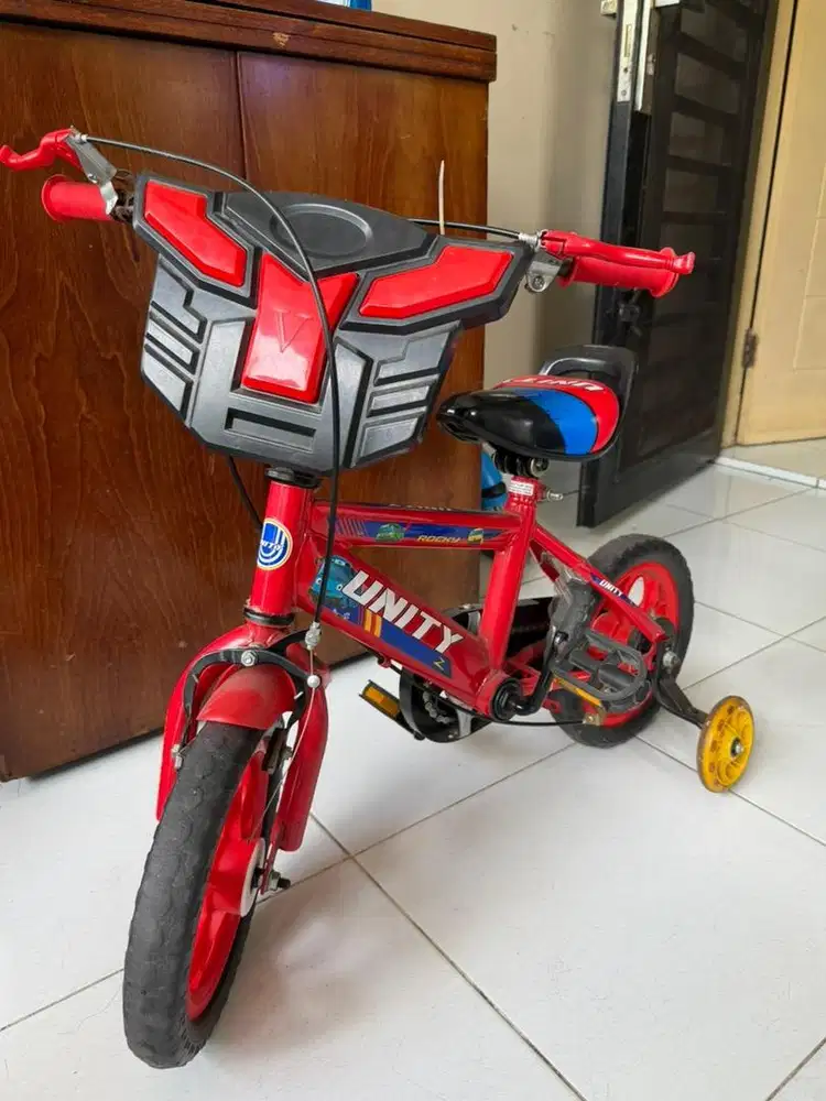 Sepeda anak merah