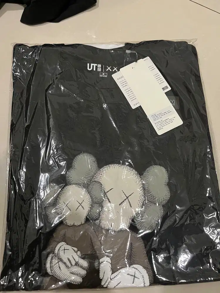 Kaos Uniqlo kaws Size M