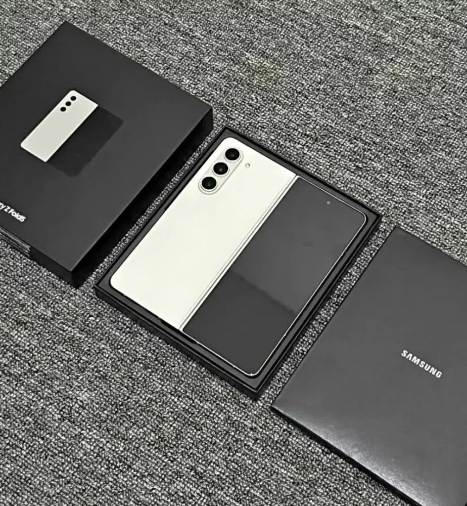 SAMSUNG Z FOLD 5 5G RAM 12/1 TB LENGKAP SIAP PAKAI

TAMPILAN MEWAH