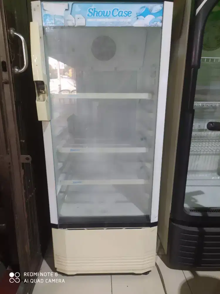Showcase pendingin minuman