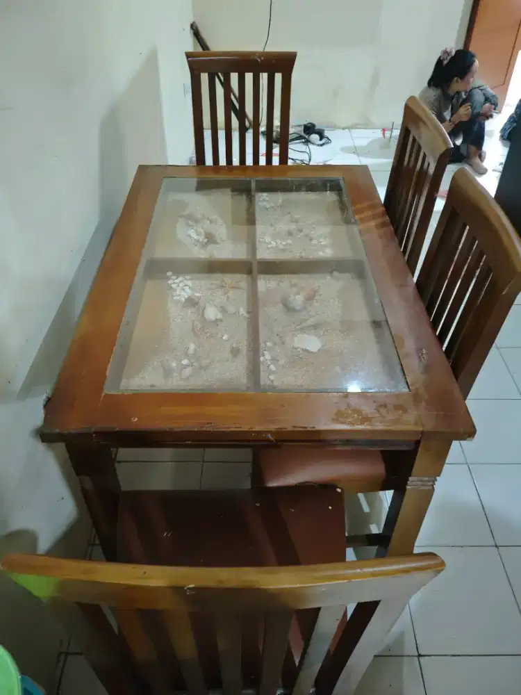 Meja makan 4 bangku