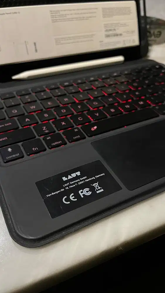Keyboard Case TYPEFOLIO 2.0 by LAUT for iPad