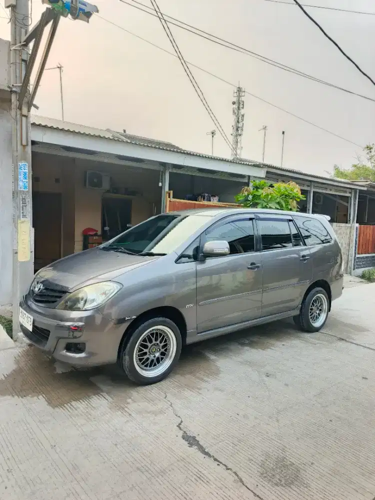 Innova abu-abu metalic low KM
