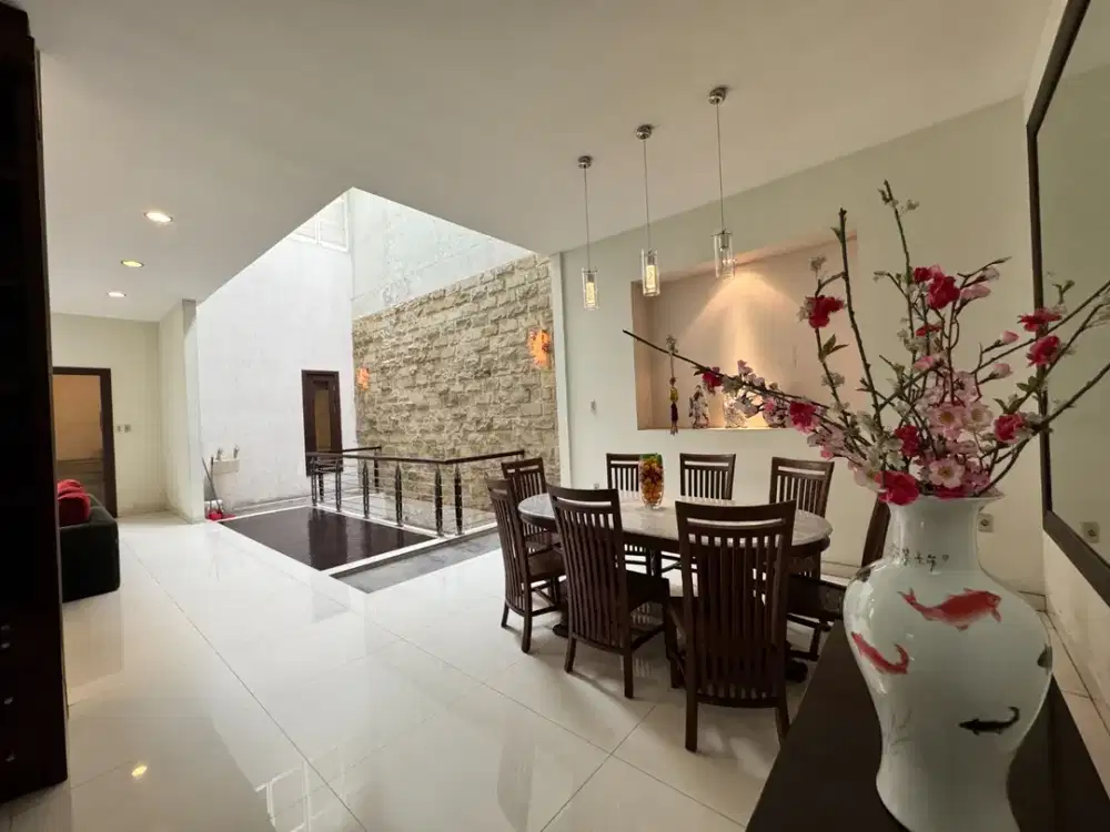 Dijual Komplek villa cemara asri Fressia Rumah Mewah 3 Lantai Medan