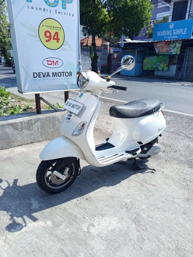 Vespa LX 2025 putih Deva motor