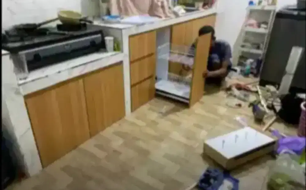 Tukang mebel harian