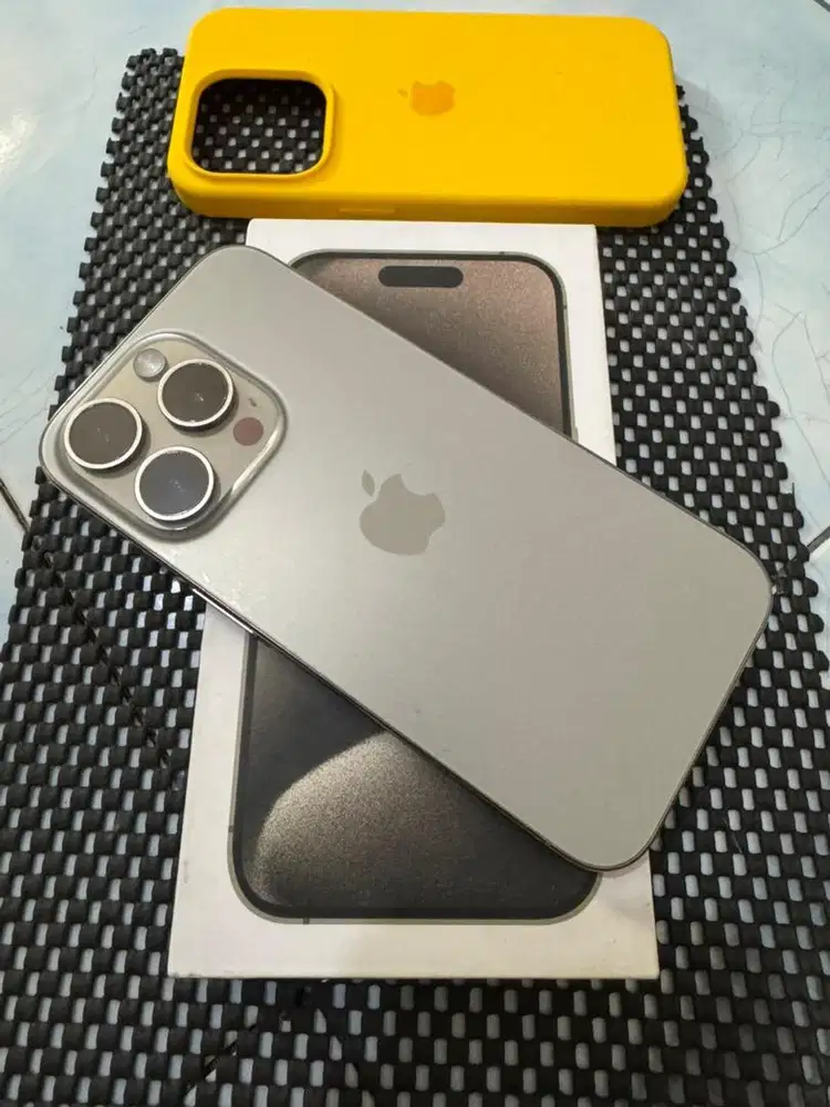 iPhone 15 Pro Natural Titanium Inter