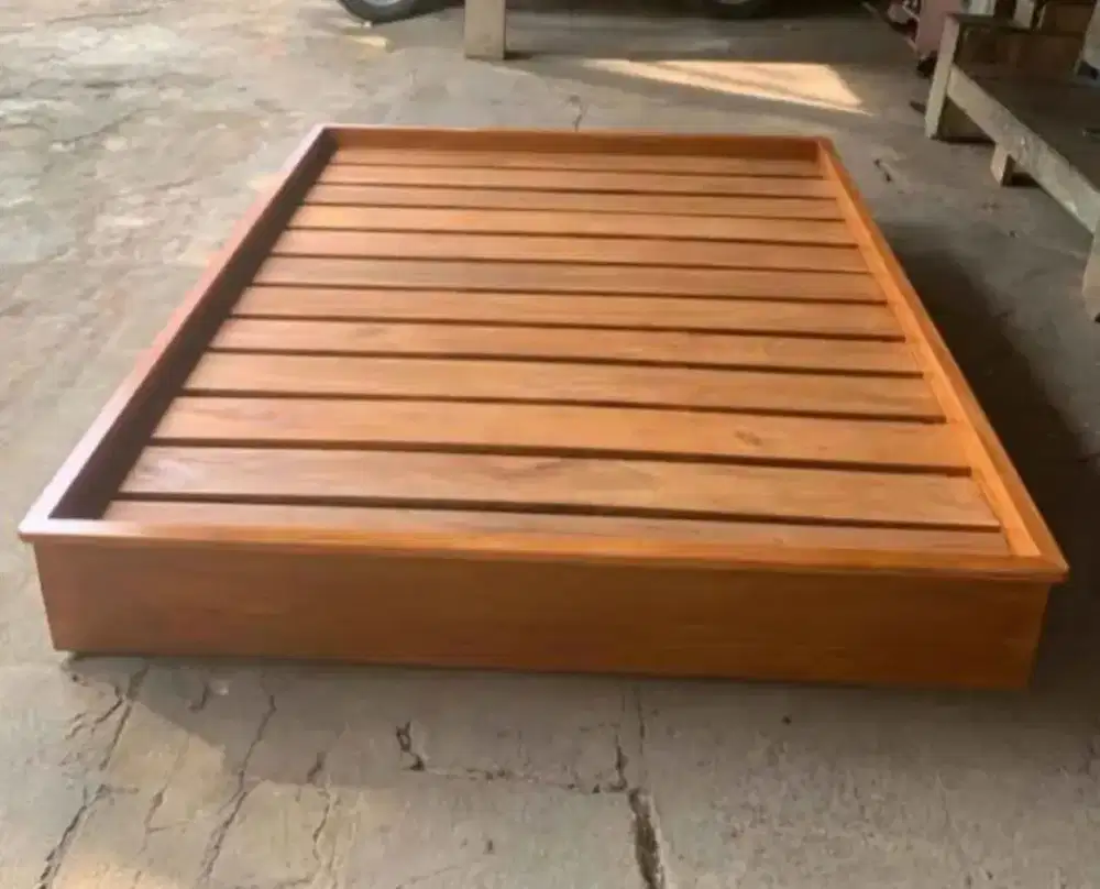 Dipan lesehan kayu