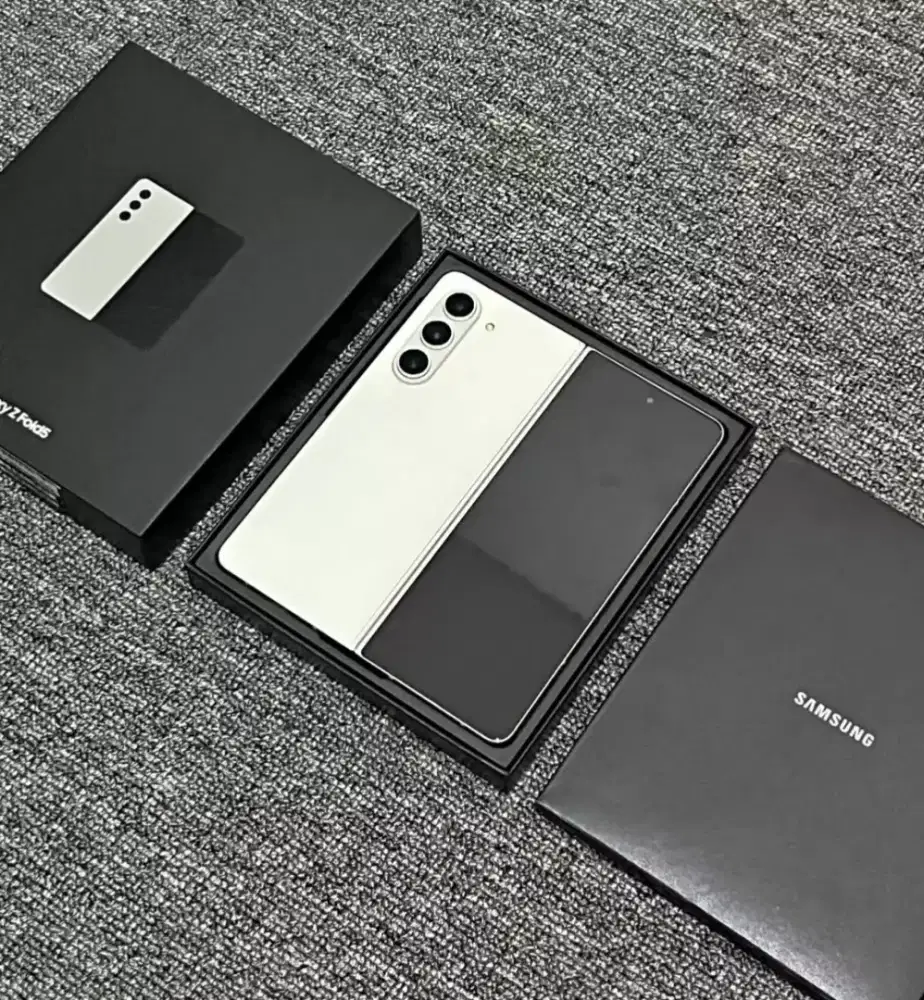 SAMSUNG Z FOLD 5 5G RAM 12/1 TB LENGKAP SIAP PAKAI

TAMPILAN MEWAH