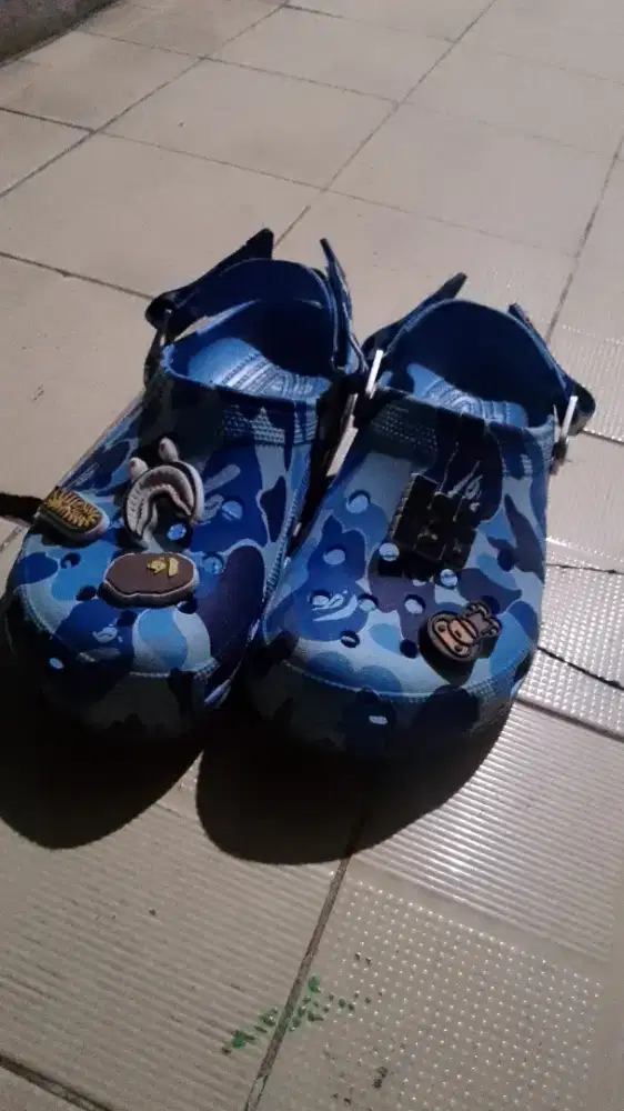 jual sendal Crocs bape biru ukuran 41