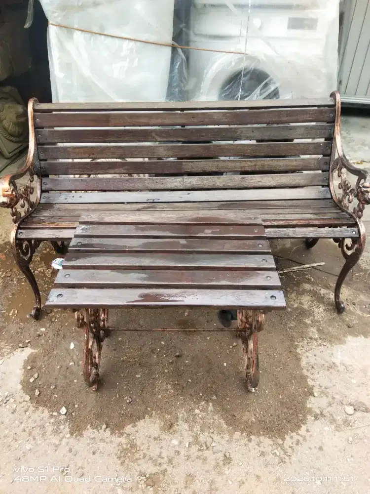 Kursi dan meja taman dari rangka besi