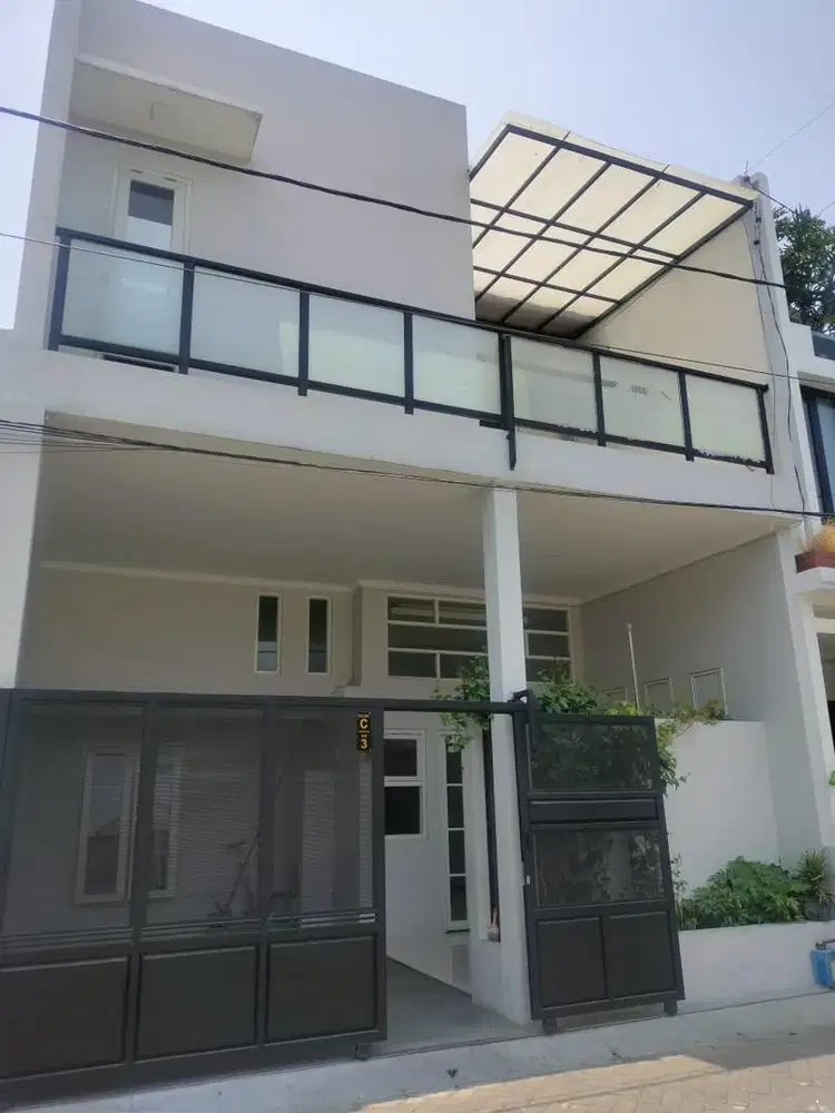 di sewakan rumah 2 lantai pandanwangi