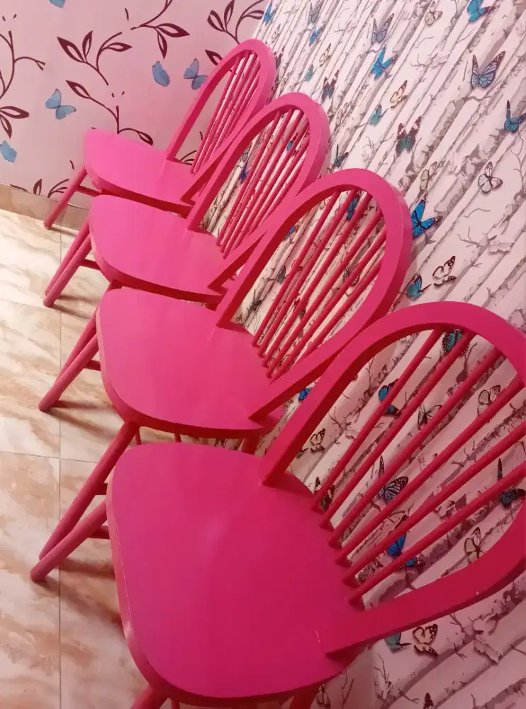 kursi makan kayu pink