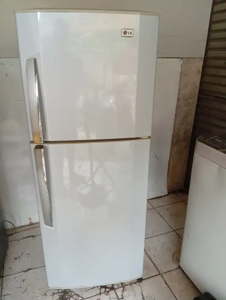 Jual kulkas merk LG 2 pintu masih ori  masih dingin  lok ciracas