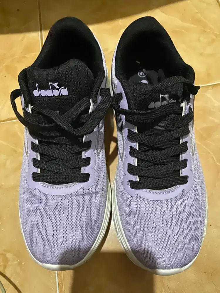 Di jual sepatu diadora jogging size 38 no minus kotak lengkap