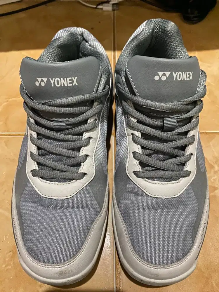 Di jual Sepatu Yonex size 39 nyaman 38 No minus kotak lengkap