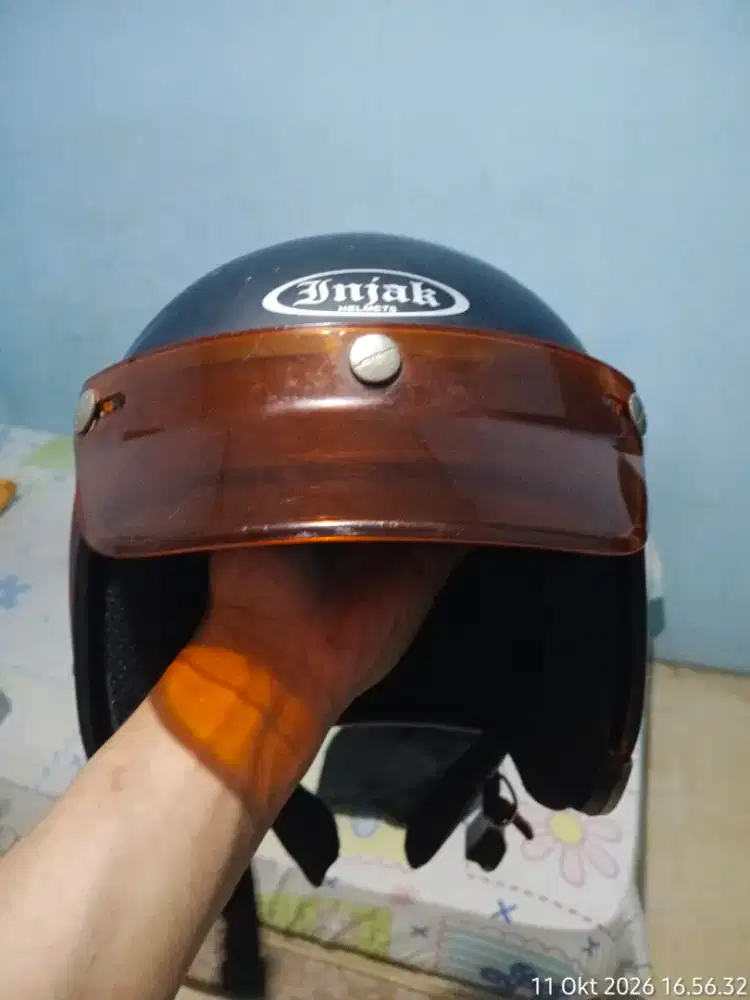 merek Injak Helmets (tipe Injak 06) berwarna hitam doff (black doff)
