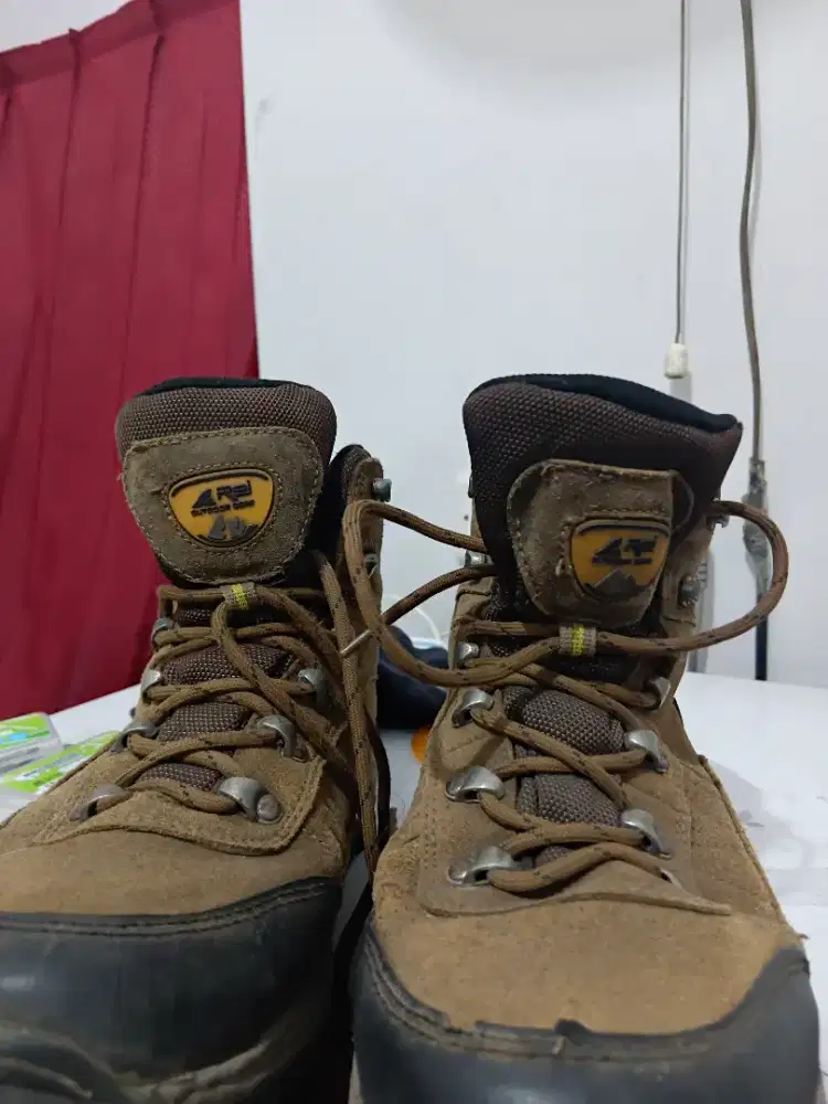 Sepatu gunung arei