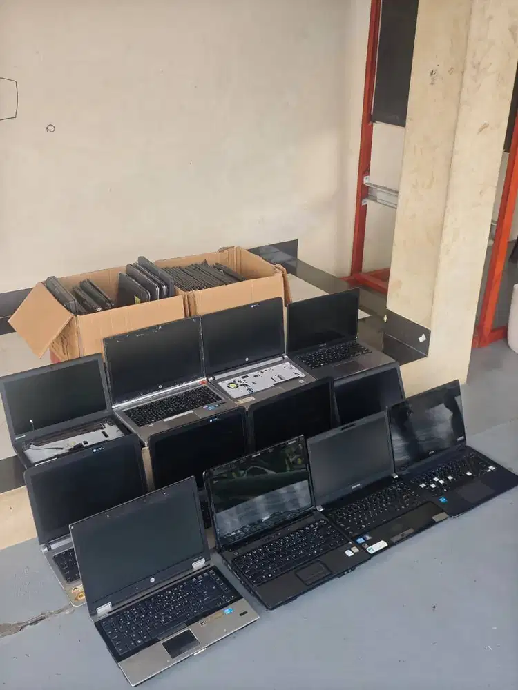 Toshiba Satellite C480 Minus Engsel dan Body Pecah