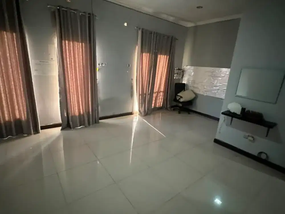 DIJUAL RUMAH 2 LANTAI SIAP HUNI
